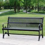 Moderne Tinten-Eisen-Außenbank mit gebogenem Arm und Rücken, 59"L x 27"B x 30"H