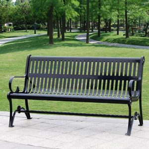 Moderne Tinten-Eisen-Außenbank mit gebogenem Arm und Rücken, 59"L x 27"B x 30"H