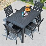 Einfacher Stil 2 Stahl Garten Armlehnenstühle mit UV-Schutz und stapelbaren Eigenschaften, schwarzer Rücken, 2-teiliges Set