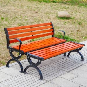 Modische, amberfarbene, technisch bearbeitete Holz-Patio-Bank mit geschwungener Armlehne und Rückenlehne, 59"L x 20"B x 28"H