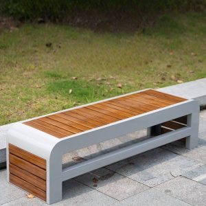 Zeitgenössische Auburn Gartenbank aus Ingenieurholz, 47"L x 18"B x 16"H, verzinkter Stahl