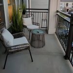 Modernes 3-teiliges Set Legierungs-Wetterfester Rahmen Outdoor-Bistro-Set mit Taubengrauem Tisch und Stuhl, Hellkhaki, Schreibtisch mit 2 Stühlen