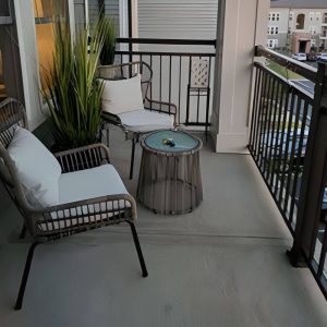 Modernes 3-teiliges Set Legierungs-Wetterfester Rahmen Outdoor-Bistro-Set mit Taubengrauem Tisch und Stuhl, Hellkhaki, Schreibtisch mit 2 Stühlen