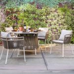 Gepolsterte hellgraue Outdoor-Esstischgarnitur mit wetterfestem Tisch und Stuhl - 5-teiliger moderner Stil, 47,2"L x 47,2"B x 29,9"H, Tisch & 4 Stühle