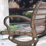 Moderne Outdoor-Bank mit brauner Legierungssitzfläche und gebogener Armlehne, braun, 71"L x 17"B x 16"H