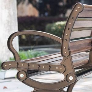 Moderne Outdoor-Bank mit brauner Legierungssitzfläche und gebogener Armlehne, braun, 71"L x 17"B x 16"H