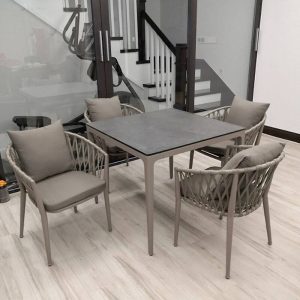 Moderner einfacher Stil rostbeständiger grauer Aluminium Material Outdoor Armlehnenstuhl, stapelbar, 1 Stuhl, mit Kissen, Schwarz