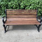 Einfache Carbon-Fibre Terrassenbank mit geschwungener Armlehne, Rücken und Auburn-Farbe, Braun, 59"L x 21"B x 29"H