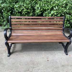 Einfache Carbon-Fibre Terrassenbank mit geschwungener Armlehne, Rücken und Auburn-Farbe, Braun, 59"L x 21"B x 29"H