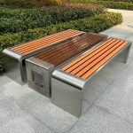 Picknickbank im modischen Stil mit Edelstahlrahmen, Kakao-Finish und feuchtigkeitsbeständig, V-Form, 47"L x 17"B x 18"H