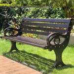 Industrielle Metall-Parkbank mit wasserdichter Aluminium-Sitzfläche, Rücken und geschwungenen Armlehnen - Schwarzer Sockel 71"L x 23"B x 29"H