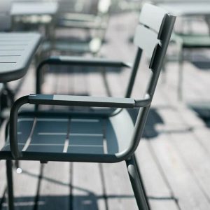 Lässiger Aluminium Metall Patio Armlehnenstuhl in Schwarz, 1 Stuhl, 28"L x 34"B x 28"H