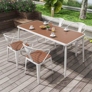 Einfacher rechteckiger hellbrauner Eisen-Patio-Esstisch, nur Tisch