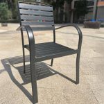 Modish Aluminium Metal Patio Arm Chair in Mitternachtsschwarz, stapelbar, 1 Stuhl, 23"L x 23"B x 35"H