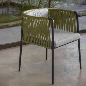 Minimalistischer grünrückiger Aluminium-Außenarmstuhl mit Kissen - rostbeständig, 1 Stuhl, 23,6"L x 23,6"B x 27,6"H