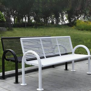 Industrielle Metall-Parkbank mit wasserfester Haltbarkeit, Armlehnen und Rücken - Grün