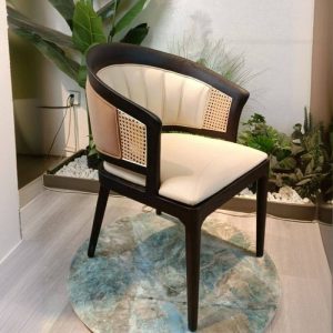 Tropical Natural Wood Patio Arm Chair mit Elfenbeinkissen, 1 Stuhl, 23,6"L x 21,7"B x 32,7"H