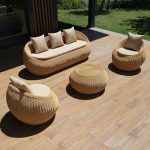 Minimalistisches Sofa, Holzfarbe Metallrahmen, UV-beständig, für 3 Personen, 1 Stück mit Kissen, 3-Sitzer Sofa