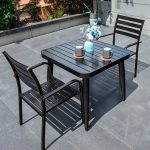 Alloy Outdoor-Esstisch mit Pecan-Tisch und Stuhl, sonnengeschütztes 3-teiliges Set, moderner Stil, 31.5"L x 31.5"B x 28.3"H, Schreibtisch mit 2 Stühlen
