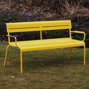 Patio Bank im Art-Deco-Stil in Zinnoberrot, geschwungener Sitz, Eisen, geschwungener Arm, Rücken, feuchtigkeitsbeständig, Rot, 63"L x 22"B x 32"H