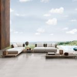 Outdoor-Sofa-Konversationsset mit Textilbezug, silbernem Rahmen, 4-teilig, Metallrahmen, abnehmbarem Kissen, UV-beständig, weißes Kissen, 4-teiliges Set (2 Ecksofas & 1 mittleres Sofa & 1 Couchtisch)