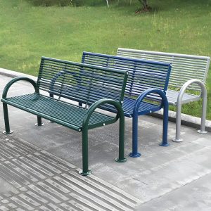 Moderne Metall Parkbank mit geschwungenen Armlehnen und Rücken für den Außenbereich - Blau