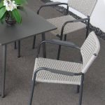 Befestigtes quadratisches Outdoor-Esszimmerset, wetterbeständige Tinte 5-teilig mit Stuhl und Tisch, 35,4"L x 35,4"B x 28,3"H, Tisch & 4 Stühle