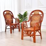 Traditioneller brauner Rattan-Patio-Armstuhl für 1 Person, Dunkelrot