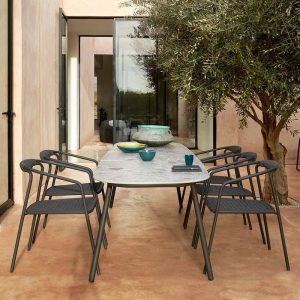 Tintenfarbener stapelbarer, rostbeständiger Aluminium Minimalistischer Outdoor-Armstuhl, 1 Stuhl