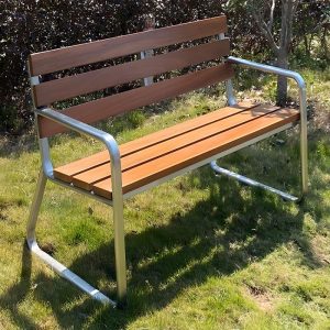 Parkbank im modischen Stil mit gebogener Armlehne, Rücken, Karamellfarbe, feuchtigkeitsbeständigem Ingenieurholz