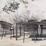 Tropischer Aluminium Metall Garten Armlehnenstuhl mit Taubengrauem Kissen - 1 Stuhl, Weiß