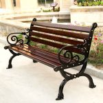 Moderne Outdoor-Bank mit Sitzfläche aus Haferflocken-farbenem Ingenieurholz, geschwungener Armlehne und Rückenlehne, Kaffee, 59"L x 16"B x 30"H