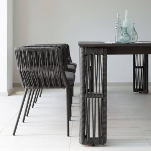 Minimalistischer, UV-beständiger schwarzer Aluminium-Armlehnstuhl für draußen mit abnehmbarem Kissen, Schwarz