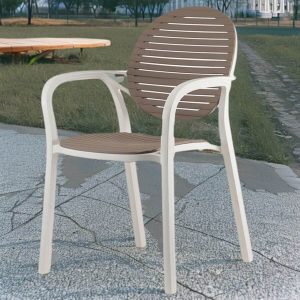 Einfacher, UV-blockierender, stapelbarer Polyrattan-Patio-Armlehnenstuhl - Gelb