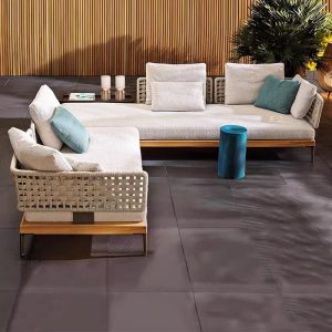 Loveseat mit hellgrauem Bezug, natürlichem Holz, Kissen für 2, UV-beständig, trendiger Stil und Polster, Mittelposition Loveseat