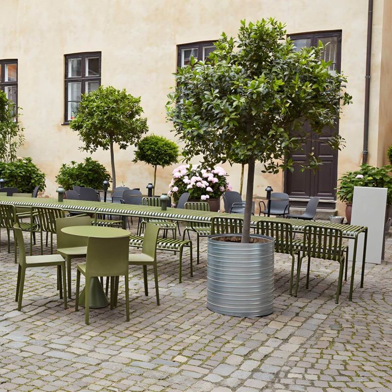 Moderner Eisen-Patio-Tisch Outdoor UV-beständiger Patio-Tisch in Grün - Nur Tisch 25,6"L x 25,6"B x 29,1"H