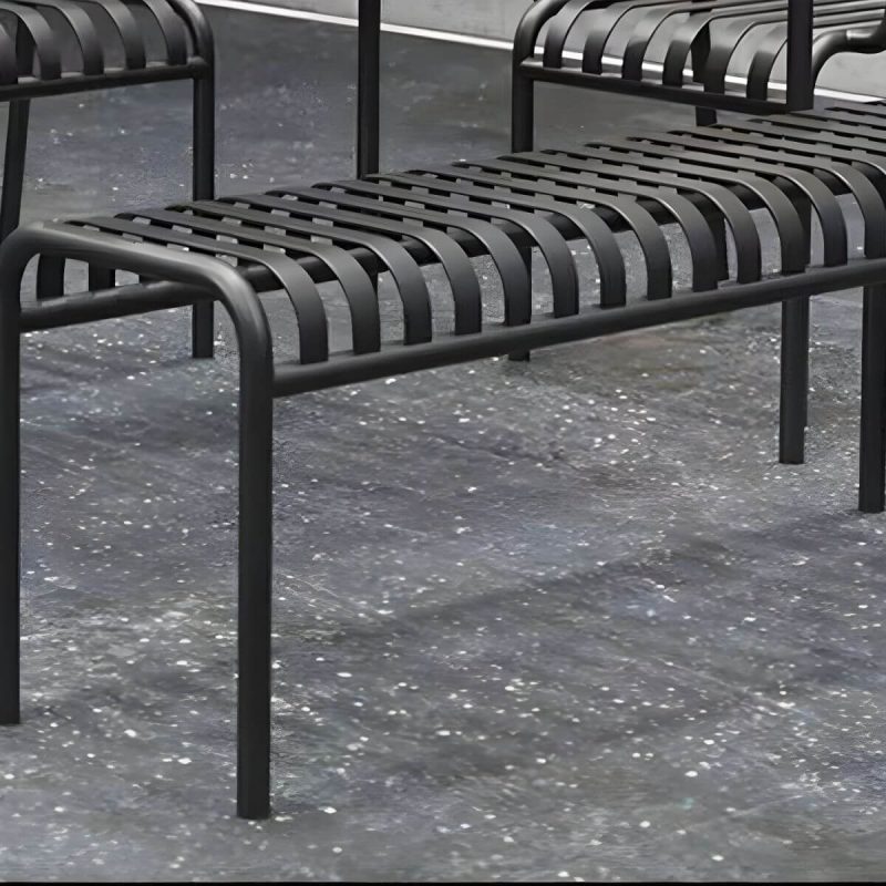 Skandinavische Metall-Picknickbank mit gebogener rückenloser Sitzfläche - Wasserdicht - 140" Länge - Schwarz