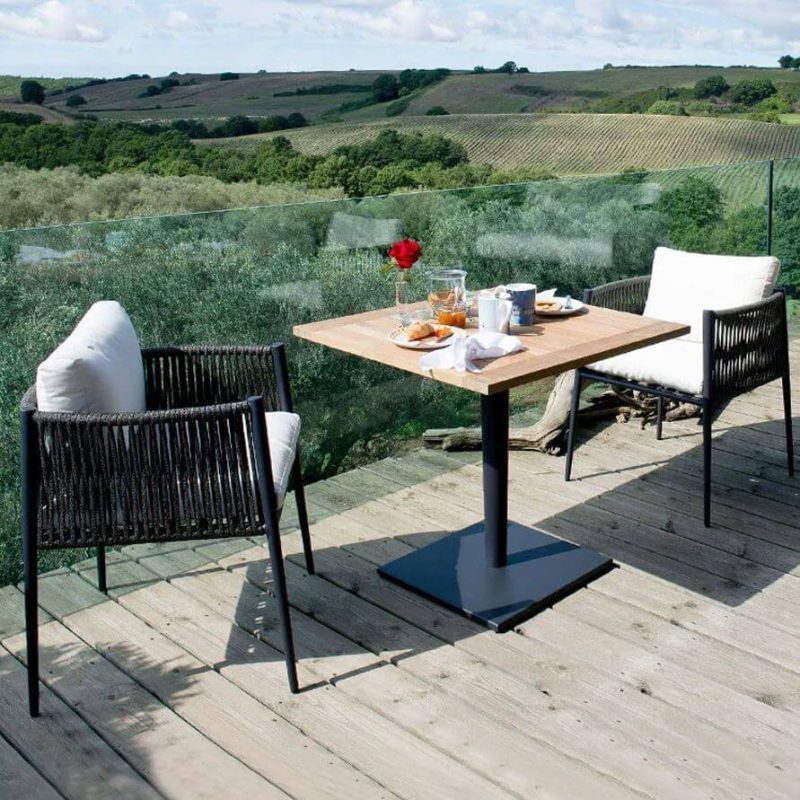 Weißer, gepolsterter Aluminium Metall simplistischer Patio Armlehnenstuhl für 1 Person, 23"L x 24"B x 41"H