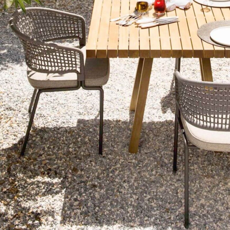 Zeitgenössischer rostbeständiger grauer Aluminium-Patio-Armlehnenstuhl, 1 Stuhl, mit Kissen, 22"L x 26"B x 30"H