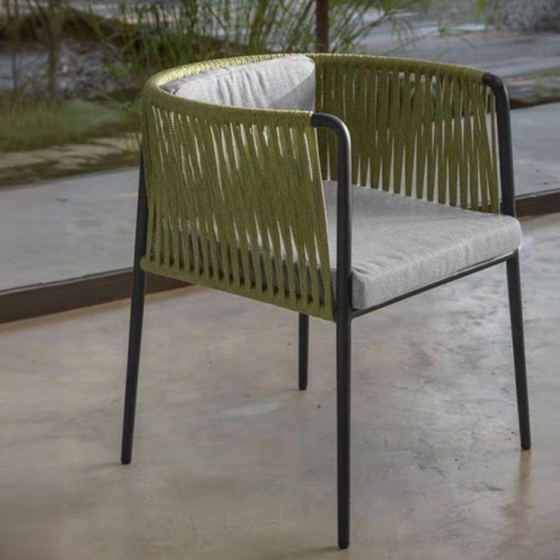 Minimalistischer grünrückiger Aluminium-Außenarmstuhl mit Kissen - rostbeständig, 1 Stuhl, 23,6"L x 23,6"B x 27,6"H