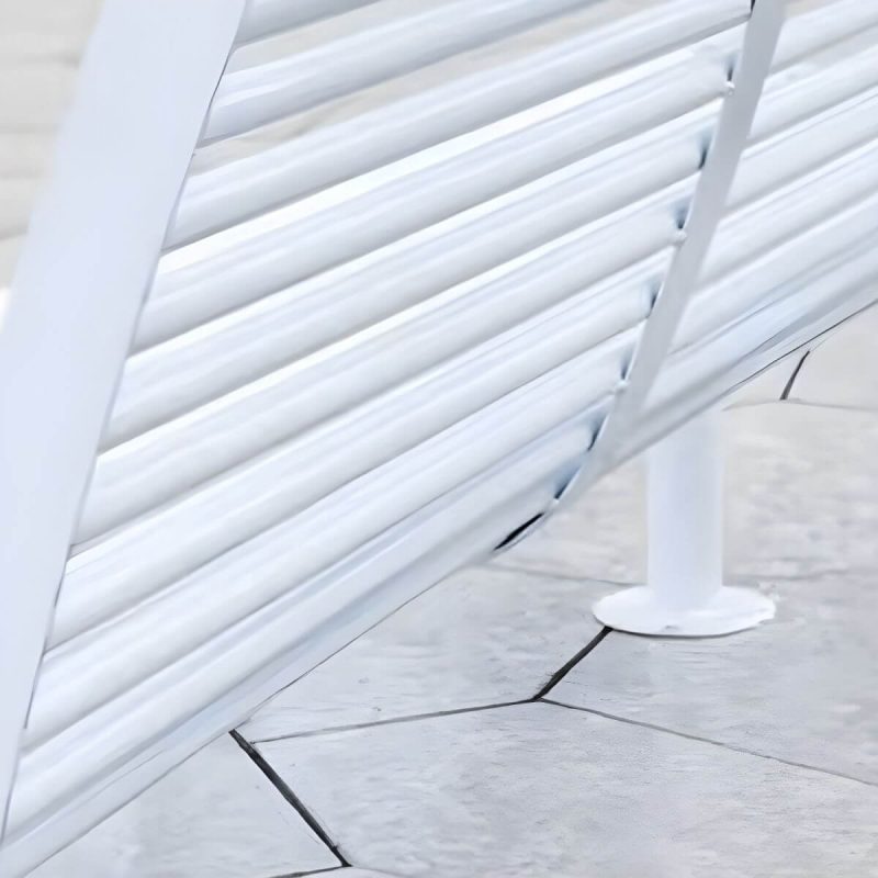 Moderne Metall Parkbank mit geschwungenen Armlehnen und Rücken für den Außenbereich - Blau