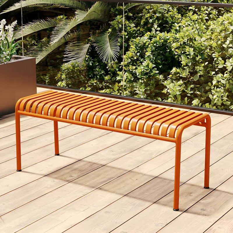Skandinavische Metall-Picknickbank mit gebogener rückenloser Sitzfläche - Wasserdicht - 140" Länge - Orange