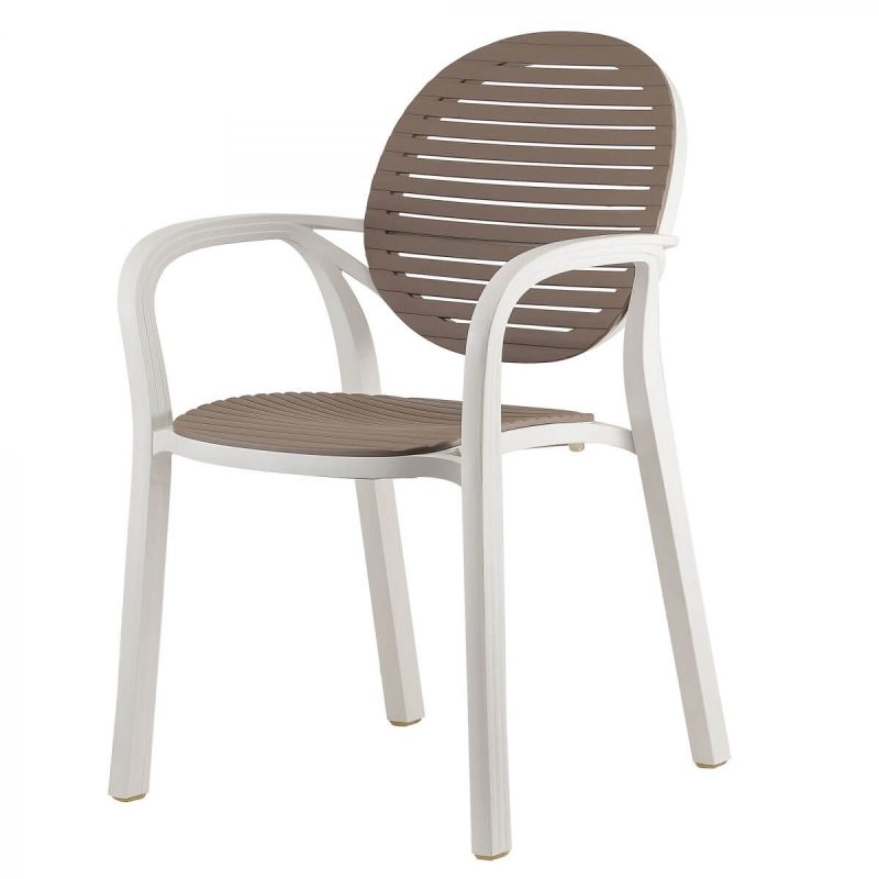 Einfacher, UV-blockierender, stapelbarer Polyrattan-Patio-Armlehnenstuhl - Braun