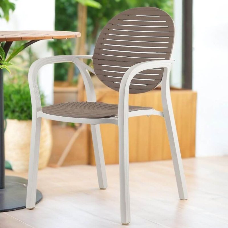 Einfacher, UV-blockierender, stapelbarer Polyrattan-Patio-Armlehnenstuhl - Grün