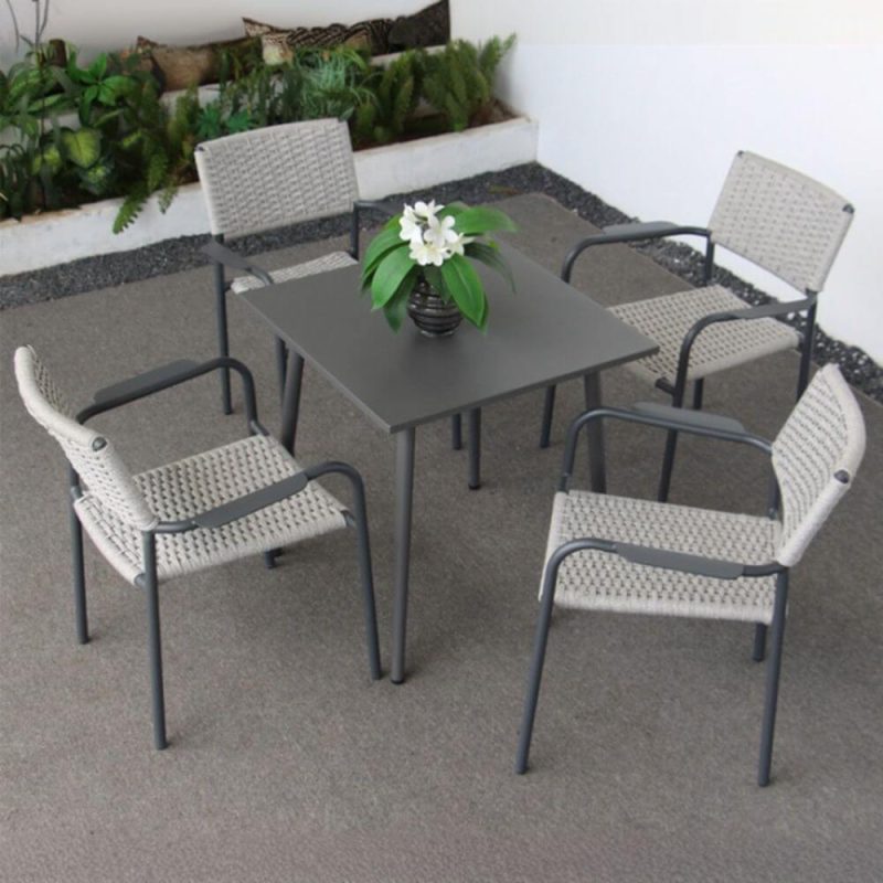 Befestigtes quadratisches Outdoor-Esszimmerset, wetterbeständige Tinte 5-teilig mit Stuhl und Tisch, 31,5"L x 31,5"B x 28,3"H, Tisch & 4 Stühle