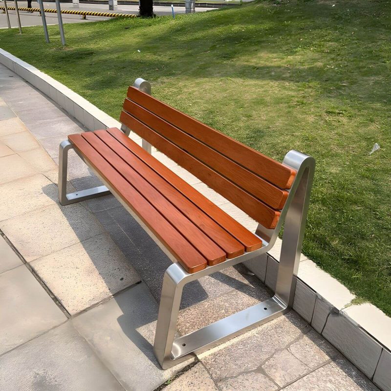 Edelstahl-Metallparkbank mit brauner Holzsitzfläche und Rückenlehne - Dunkelbraun