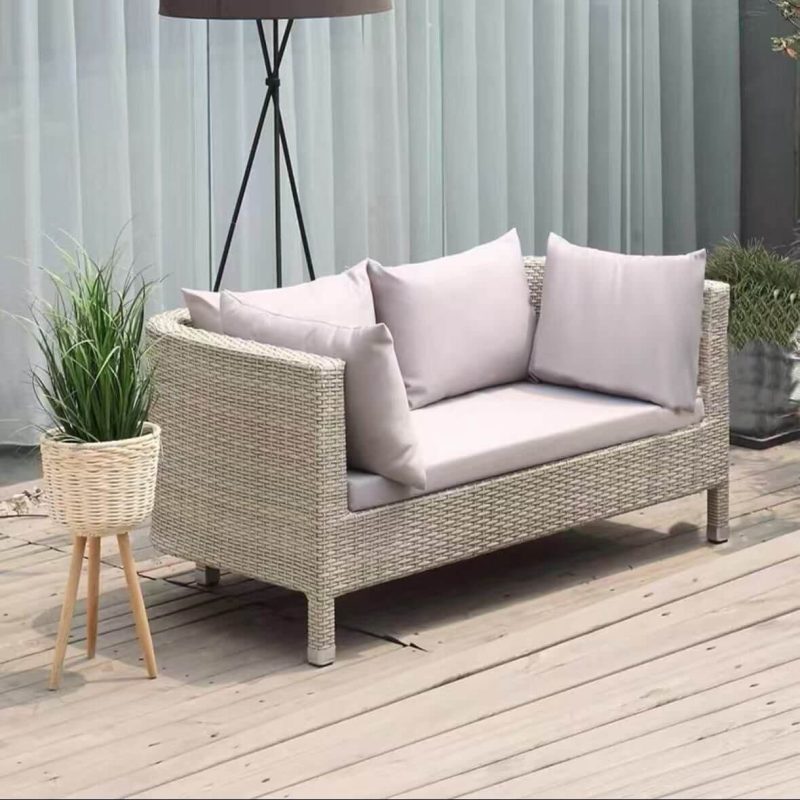 Beige Zweisitzer-Sofa mit PE-Rattan-Gestell, Canvas-Bezug, hellgrauem Kissen, Loveseat, UV-beständig mit gepolstertem Rücken, Loveseat