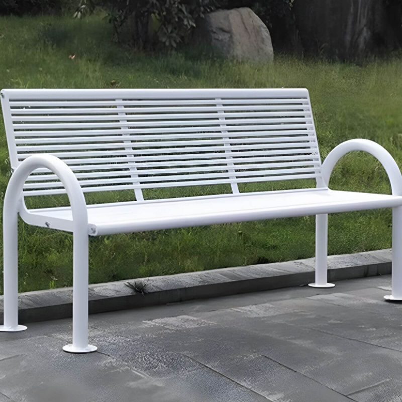 Moderne Metall Parkbank mit geschwungenen Armlehnen und Rücken für den Außenbereich - Blau