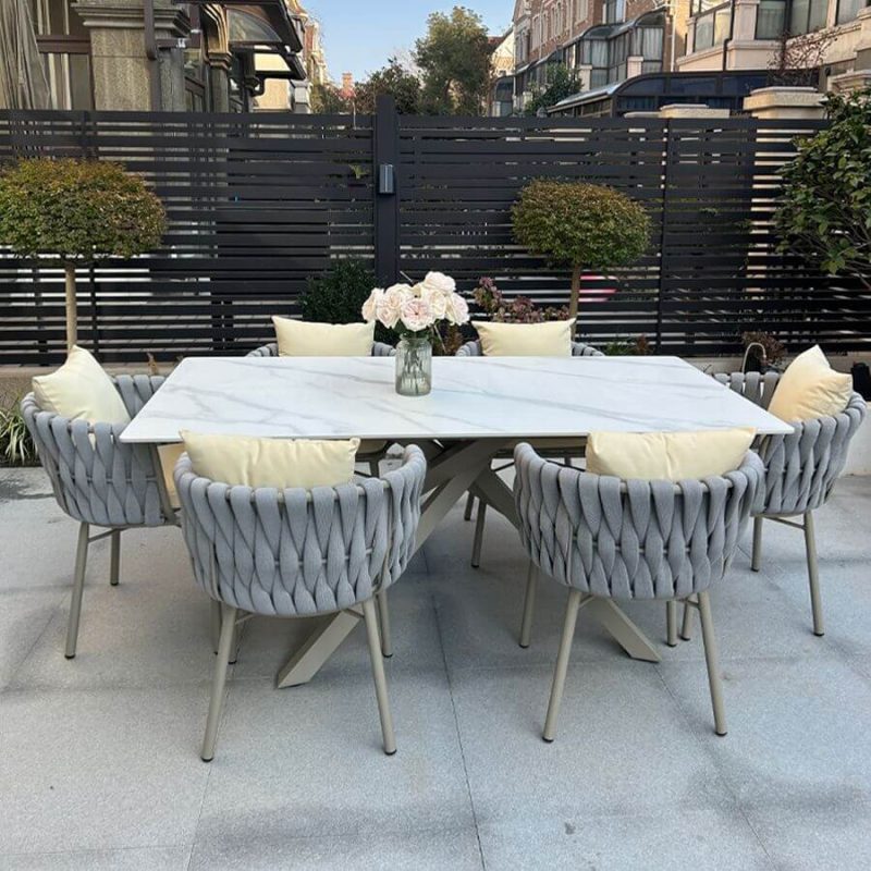 Art Deco Aluminium Metall Outdoor Armlehnensessel mit weißem Kissen, 1 Stuhl, Hellgrau