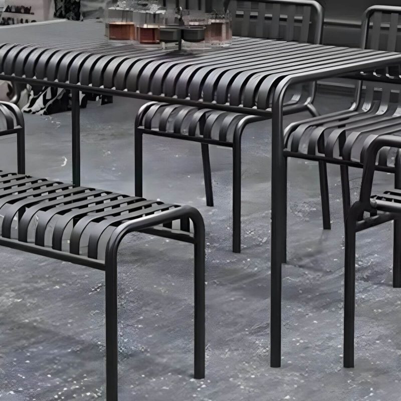 Skandinavische Metall-Picknickbank mit gebogener rückenloser Sitzfläche - Wasserdicht - 140" Länge - Grün